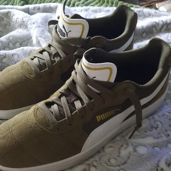 Puma Men's 10 Olive Suede Sneakers, Worn Once Indoors Display, New w Box - Picture 5 of 11